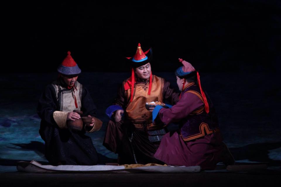 “Учиртай гурван толгой” дуурь энэ сард тайзнаа амилна